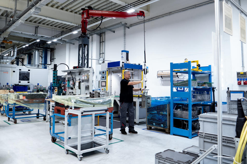 効率的と人間工学的：Woodward L'Orange社、ビナー・ハンドリングのロープバランサーを採用